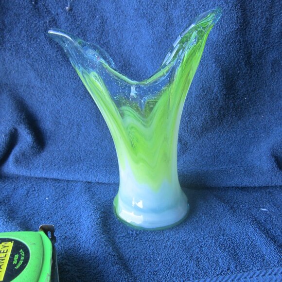 UNIQUE VTG HAND BLOWN HAND SWUNG V-SHAPED VASE MIXED COLORS - Picture 6 of 11